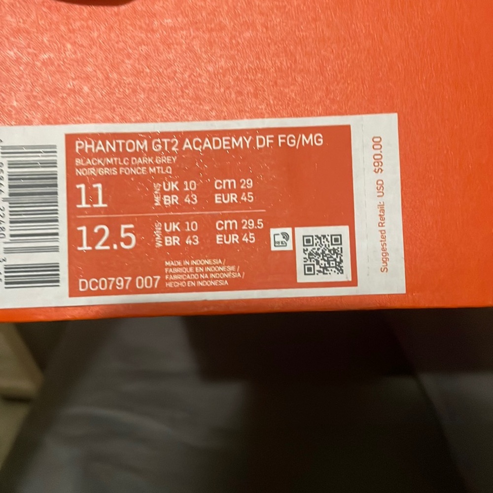 Nike men’s soccer cleats size: 11